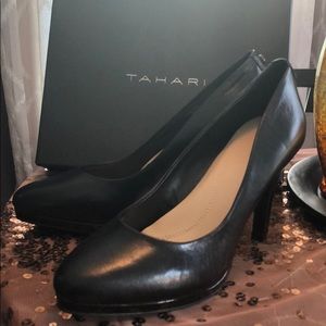 Tahari Black Pumps size 9 Heels